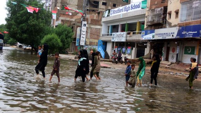 حصيلة الفيضانات في باكستان ترتفع إلى 1061 قتيلا